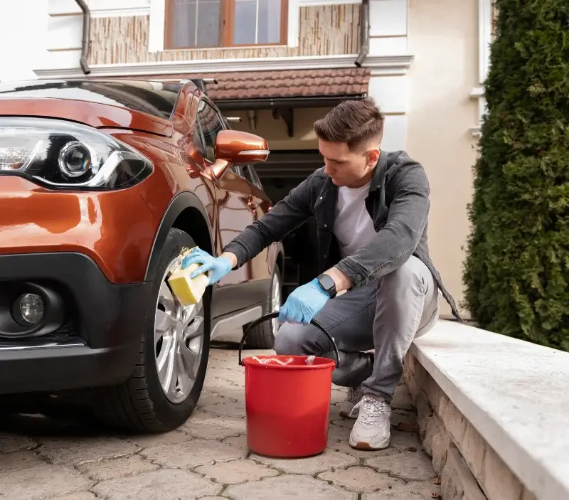 Lavage auto à domicile Espès-Undurein : professionnel intervenant sur un véhicule